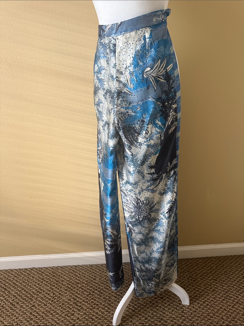 Elie Tahari Blue and White Printed Wrap-Front Maxi Pants 100% Silk Size S - Picture 6 of 10